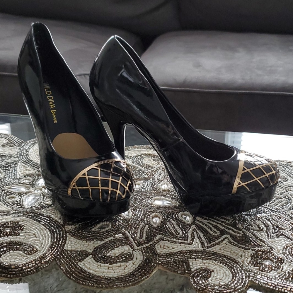 Black pumps